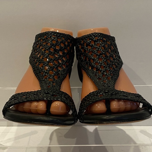 Donald J. Pliner Verona Leather Woven T-Strap Pumps Sandals Size 8.5 Narrow EUC - Picture 5 of 12